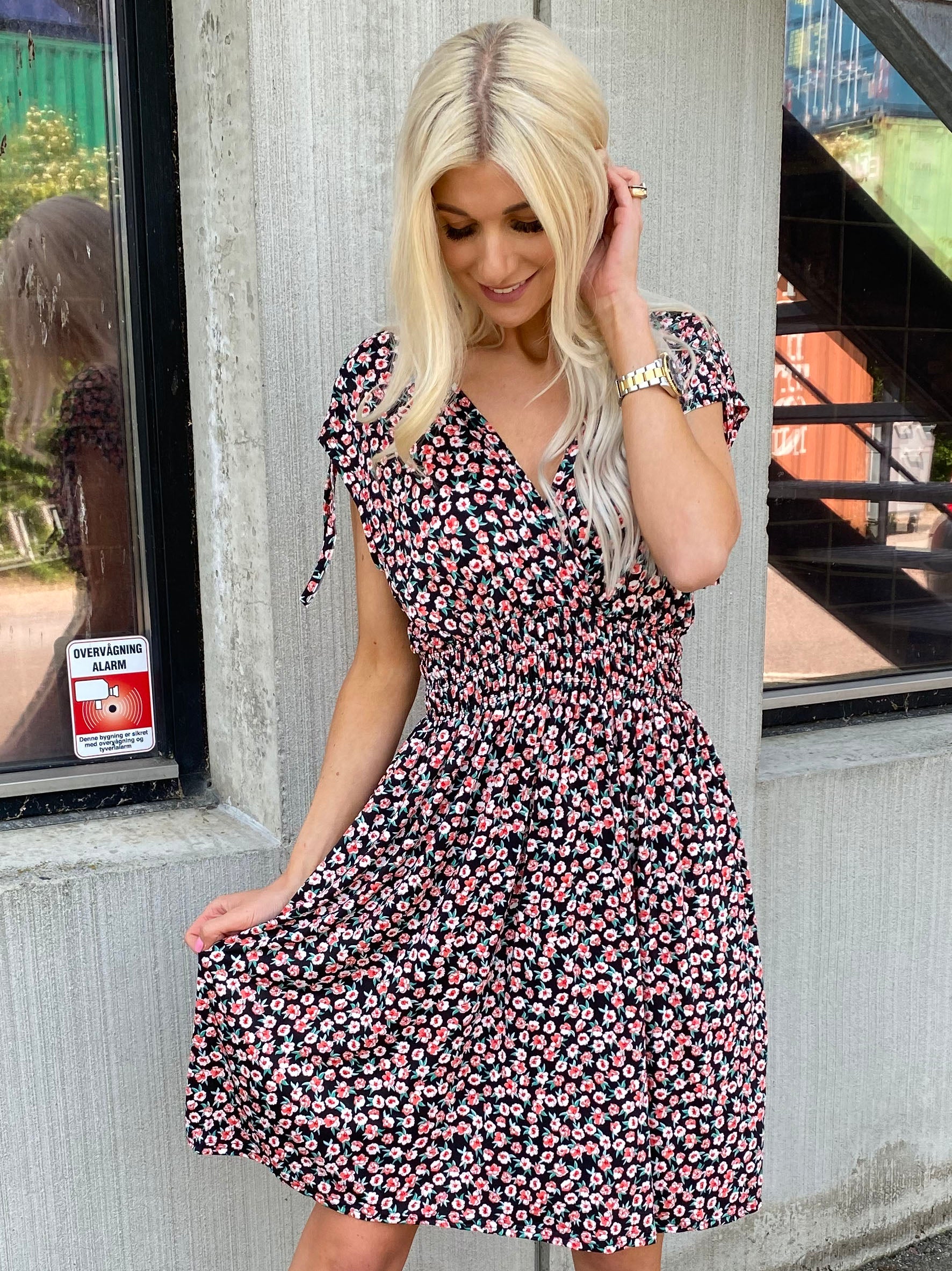 Pams Short - Kort elastisk kjole i krølfrit stof